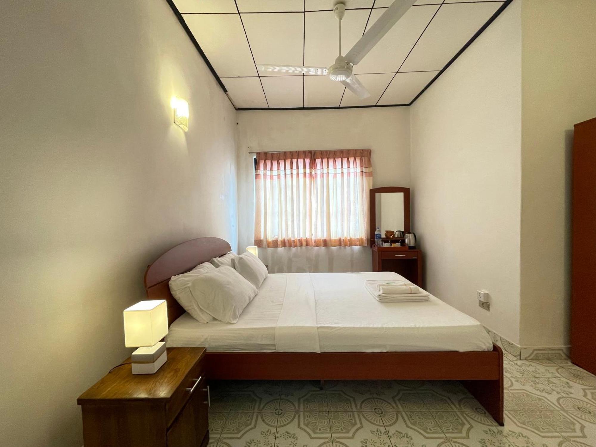 Rivinson Hotel Negombo Buitenkant foto