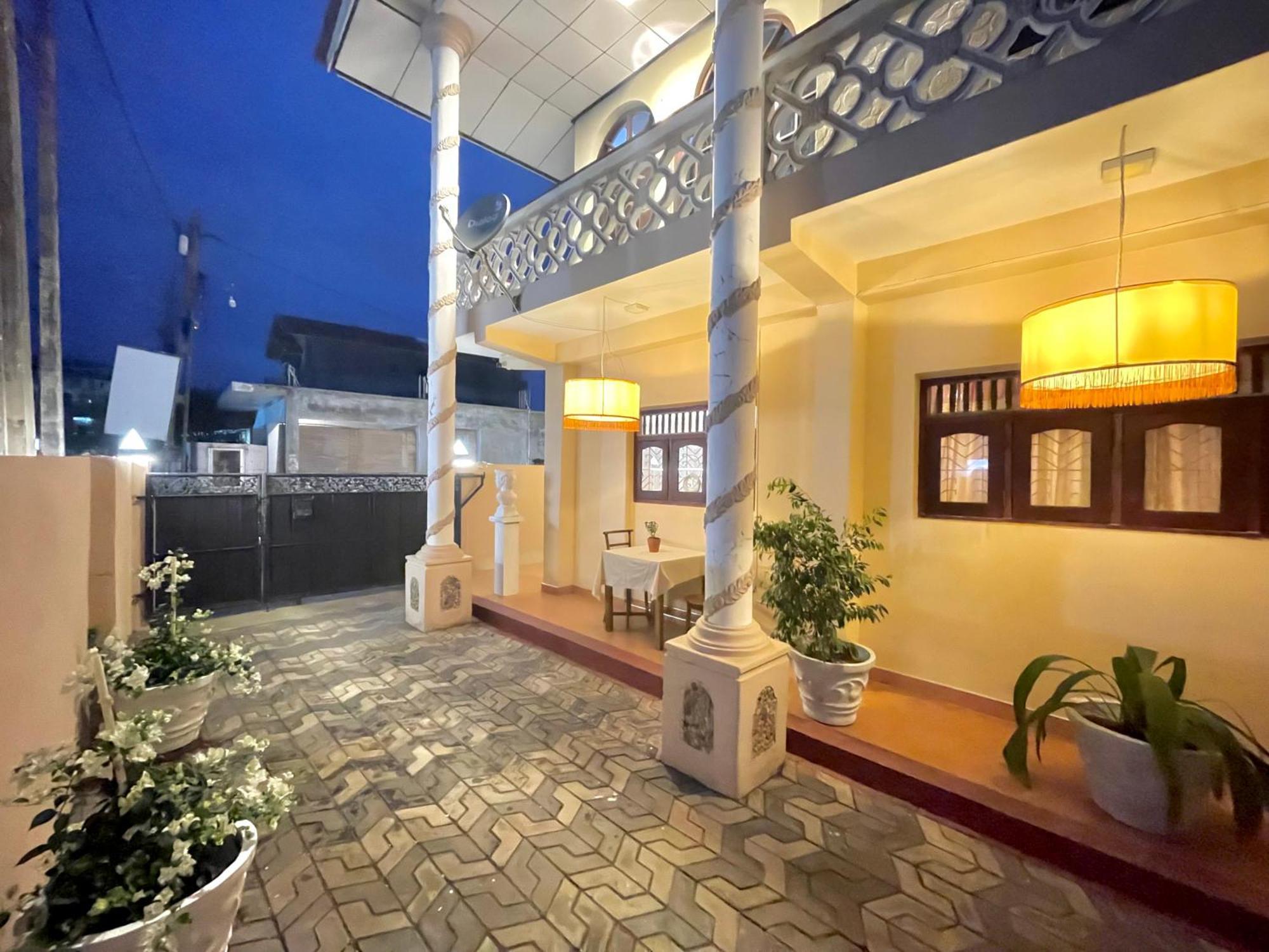 Rivinson Hotel Negombo Buitenkant foto