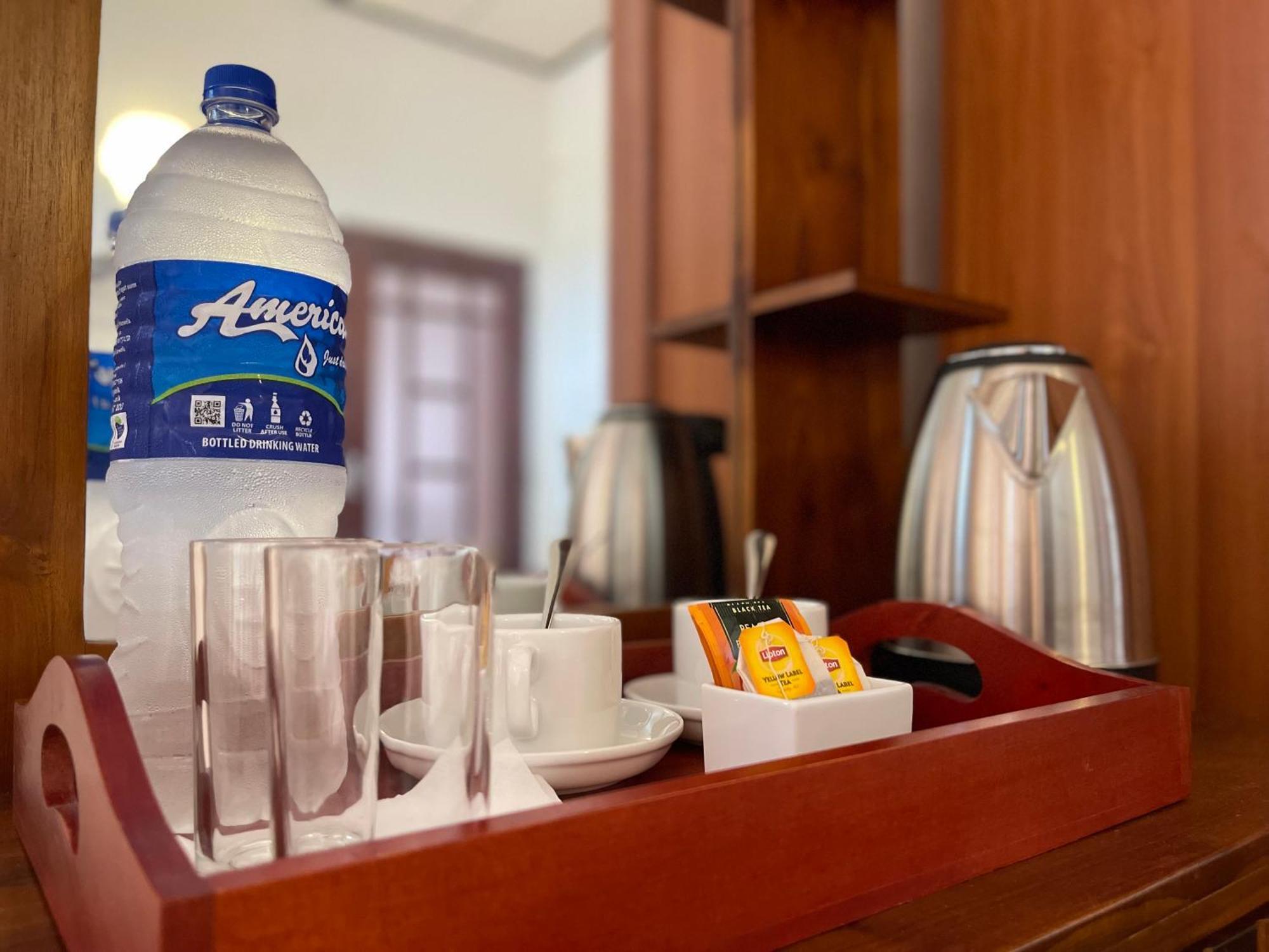Rivinson Hotel Negombo Buitenkant foto