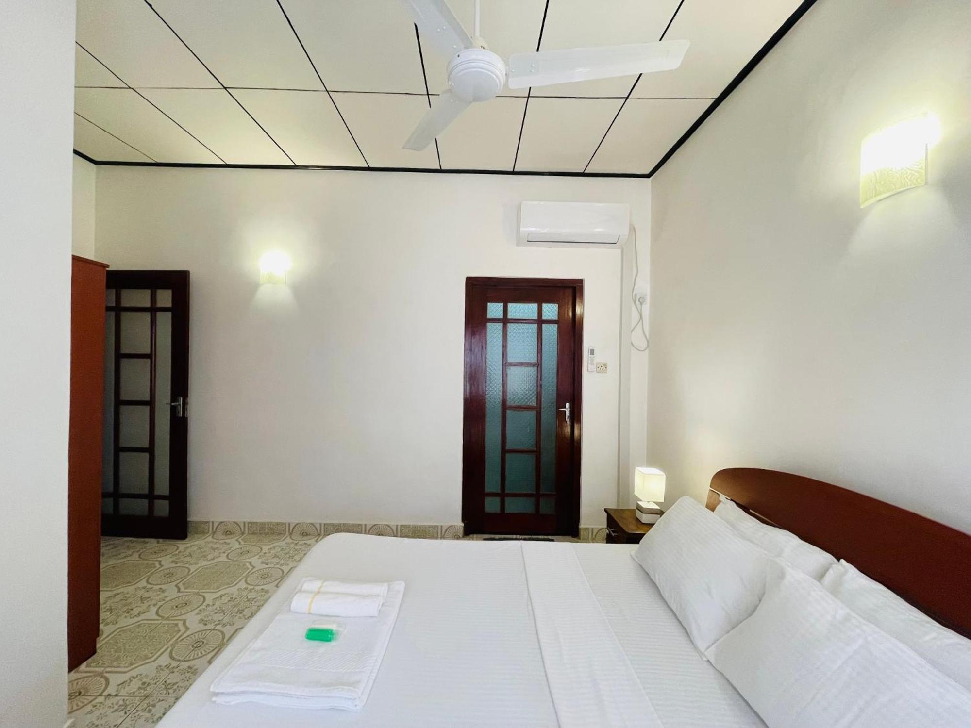 Rivinson Hotel Negombo Buitenkant foto