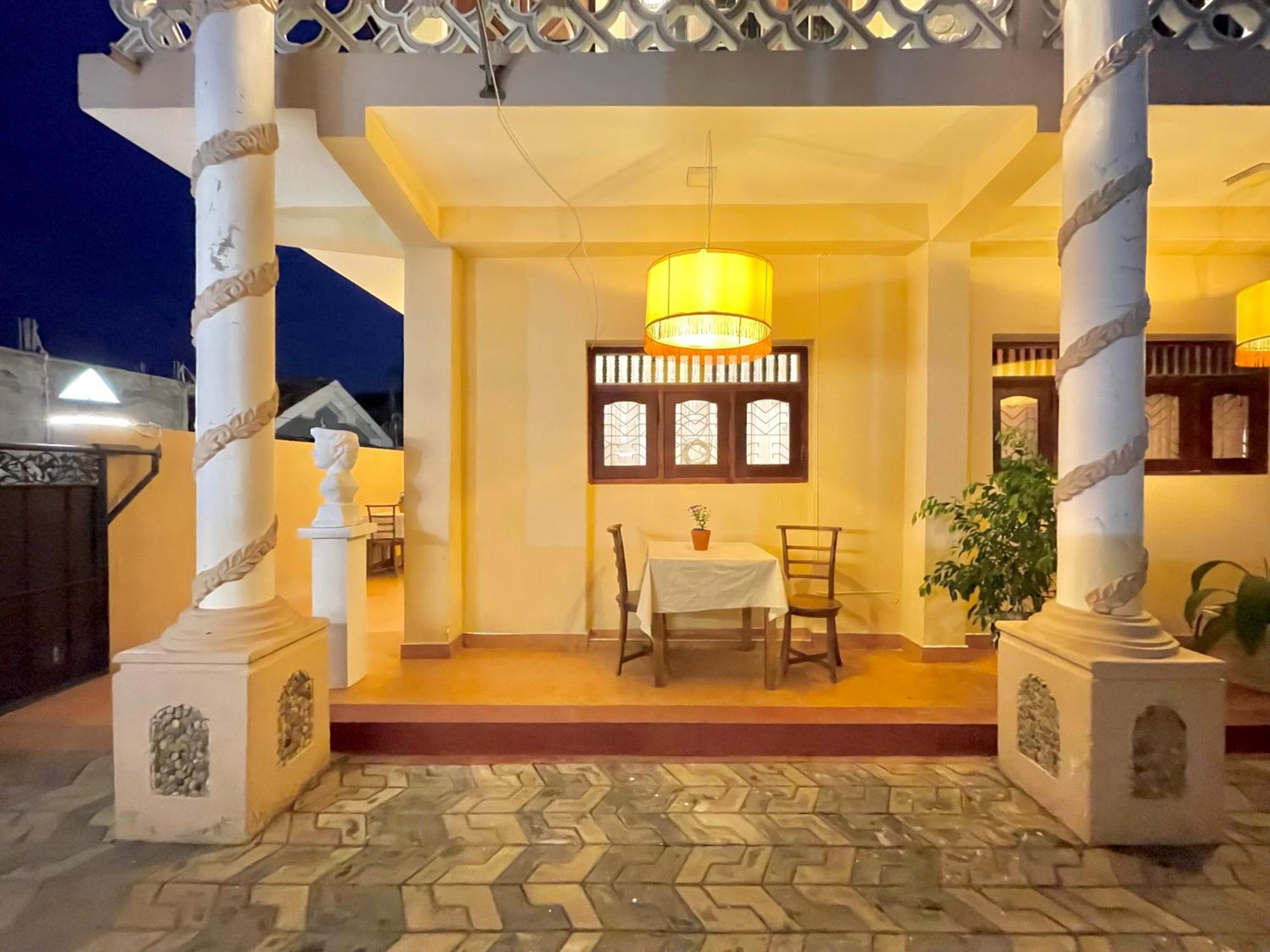 Rivinson Hotel Negombo Buitenkant foto