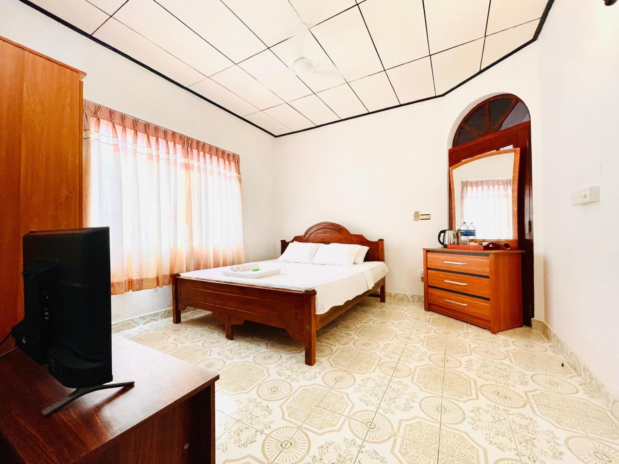 Rivinson Hotel Negombo Buitenkant foto